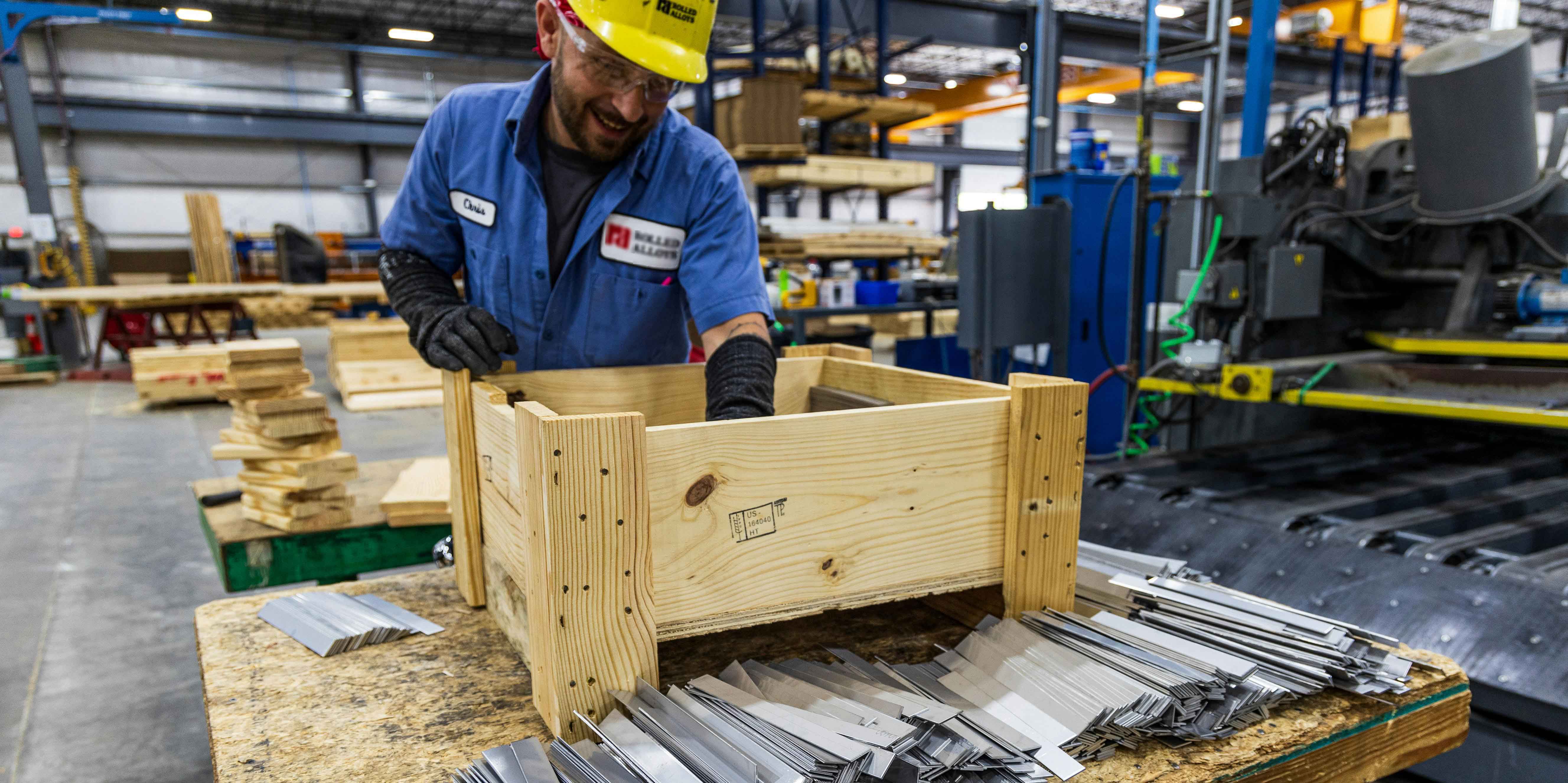 Trabajador sonriendo mientras trabaja